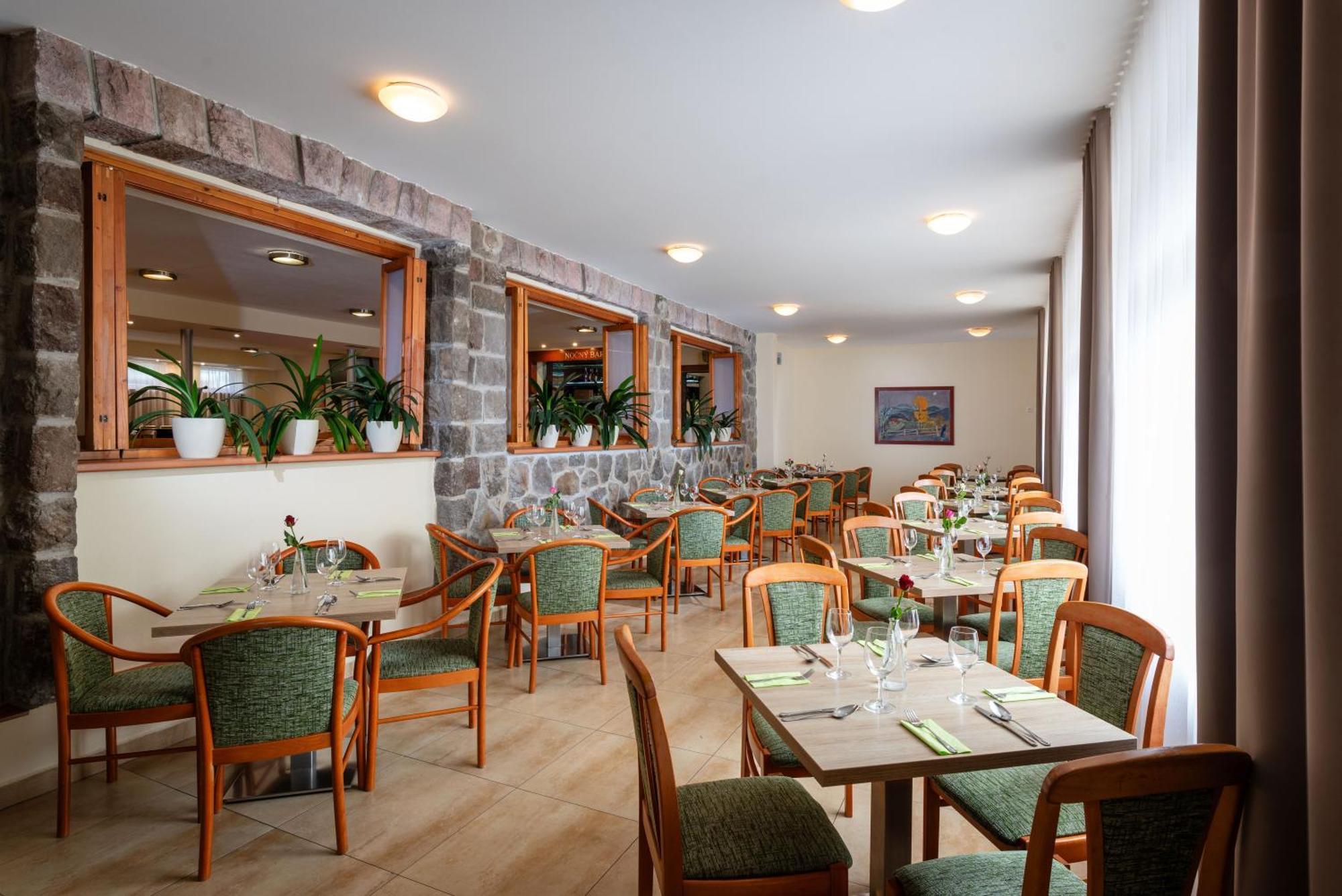 Horsky Hotel Remata Raztocno Экстерьер фото